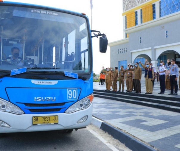 Wali Kota Pekanbaru Firdaus melepas 5 bus tambahan untuk vaksinasi keliling di halaman Gedung Utama Kompleks Perkantoran Tenayan Raya, Senin (7/6/2021). Foto: Pemko Pekanbaru.