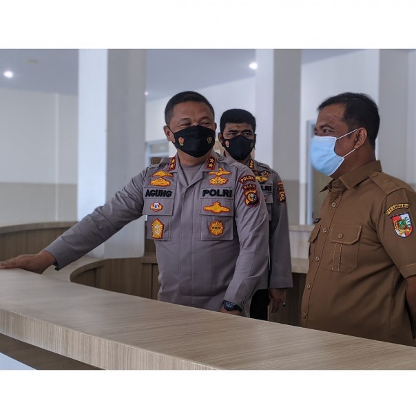 Kapolda Riau Irjen Agung SIE saat meninjau gedung Polda yang lama yang dipakai sebagai tempat vaksinasi center untuk mempercepat target vaksin dalam pencegahan penularan Corona Virus. 