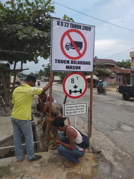 Warga setempat memasang rambu larangan disudut Jalan Sudirman Airmolek, Senin 7 Juni 2021/yuzwa