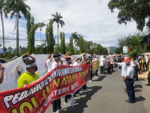 Aliansi Pedagang Demo Gubernur Sumbar, Tolak Alfamart Masuk Sumbar