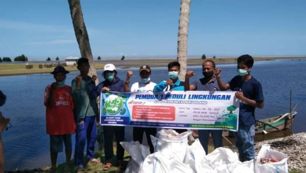 Peringati Hari Lingkungan Hidup Masyarakat Pasaman Barat Bersihkan Pantai