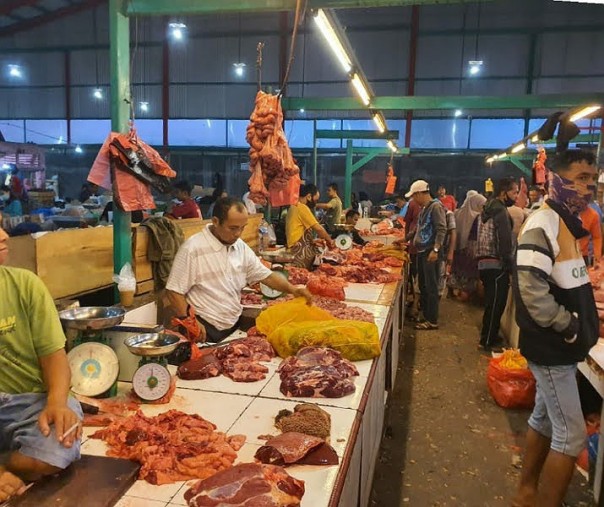 Penjual daging di Pasar Pagi Arengka Pekanbaru. Foto: Istimewa. 