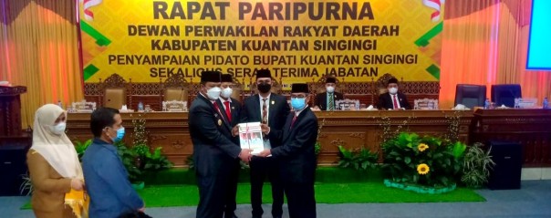 Sidang Paripurna Sertijab Bupati dan Wakil Bupati Kuansing H Mursini dan H Halim Kepada Bupati Andi Putra dan H. Suhardiman Amby/Zar