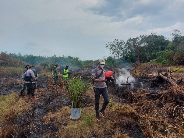 Lahan Kosong Terbakar, Tim Satgas KPBD Inhu Berjibaku Padamkan Titik Api