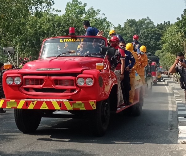 Petugas dari Damkar saat dilepas Wali Kota Pekanbaru dan Forkompimda untuk penyemprotan disinfektan, Kamis (10/6/2021). Foto: Surya/Riau1.