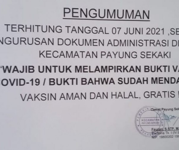 Salah satu pengumuman larangan melayani warga yang belum divaksin yang diterbitkan oleh Camat Payung Sekaki Pekanbaru. Foto: Istimewa. 