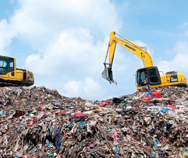 Eksakavator saat merapikan tumpukan sampah di TPA 2 Muara Fajar. Foto: Surya/Riau1.