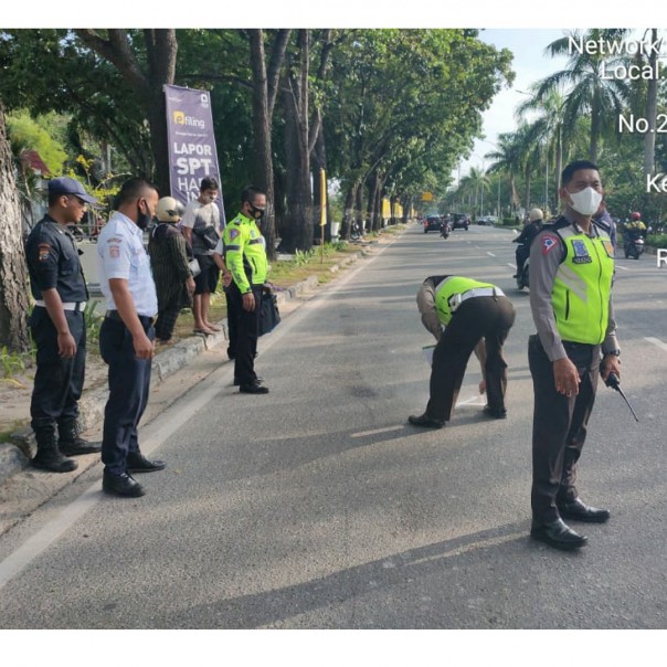 Kepolisian melakukan olah TKP di lokasi kecelakaan maut di Jalan Sudirman Pekanbaru, Minggu pagi. 