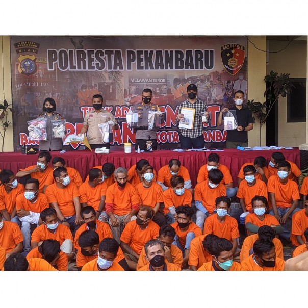 Kombes Nandang Mu'min Wijaya selaku Kapolresta Pekanbaru didampingi jajarannya, jumpa pers pada Minggu sore terkait pembersihan preman. 
