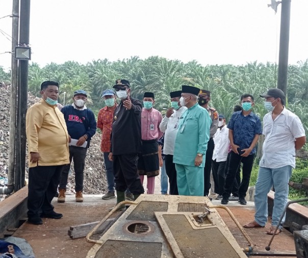 Wali Kota Pekanbaru Firdaus meminta Plt Kepala DLHK Marzuki mengaktifkan timbangan truk sampah di TPA 2 Muara Fajar, Jumat (11/6/2021). Foto: Surya/Riau1.