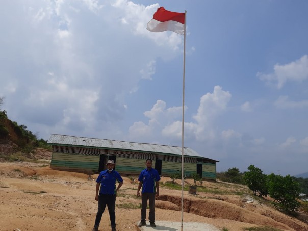 SD berdinding papan dan beralasan tanah