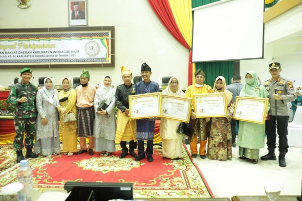 Ketua DPRD Inhil dan Forkompimda bersama perwakilan penerima Gemilang Inhil Award 2021