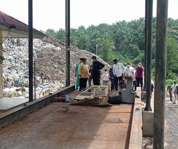 Wali Kota Pekanbaru Firdaus saat meninjau timbangan truk angkut sampah yang tak pernah diaktifkan di TPA 2 Muara Fajar pada 11 Juni 2021 lalu. Foto: Surya/Riau1.