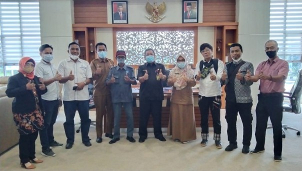 Bupati Inhu Chairul Riski (tengah) foto bersama dengan pengurus Genpari Inhu/yuzwa