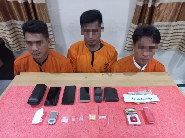 Ketiga Pelaku saat diamankan polisi/Fahrin