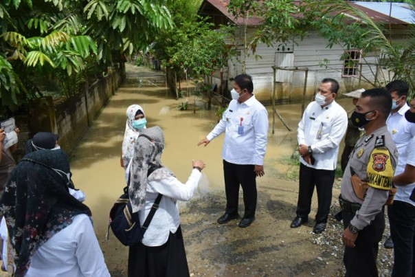 Bupati Andi Putra mengunjungi Banjir Petapahan Gunung Toar /Zar