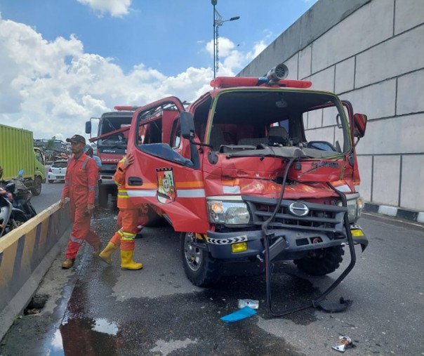 Insiden tabrakan beruntun mobil Damkar Pekanbaru di bawah Flyover Pasar Pagi Arengka kemarin. Foto: Istimewa. 