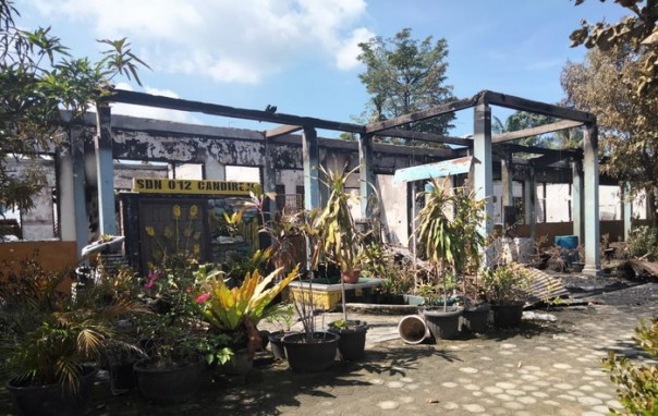 Puing gedung sekolah yang terbakar