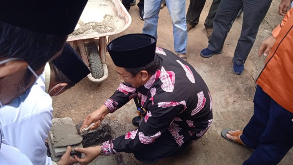 Bupati Inhu Letakkan Batu Pertama Pembangunan Rumah Layak Huni