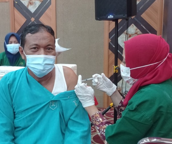 Pegawai Pemko Pekanbaru saat disuntik vaksin Sinovac, Kamis (17/6/2021). Foto: Surya/Riau1.