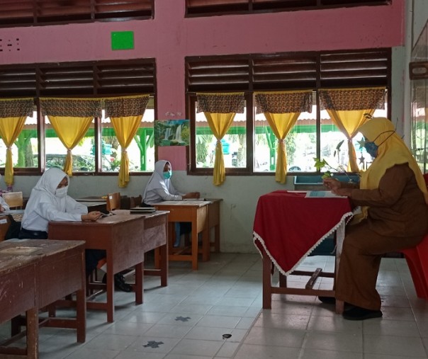 Sekolah tatap muka terbatas di salah satu SMP di Pekanbaru pada Februari 2021 lalu. Foto: Surya/Riau1.