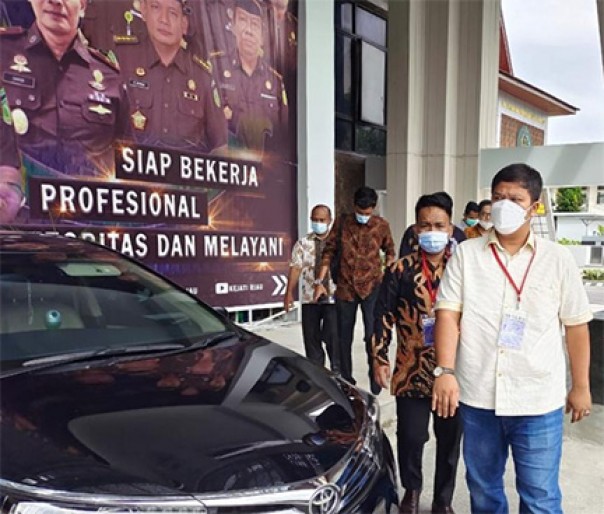 Bupati Andi Putra saat di gedung Kejati Riau/Anews.com