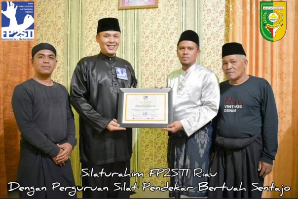 FP2STI Riau memberikan Penghargaan kepada Romi Alfisah Putra, SE, atas dedikasinya dalam mengembangkan Silat Tradisional Pendekar Bertuah/zar