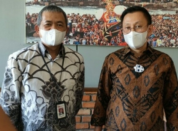 Kepala OJK Riau Lutfi (Kiri)