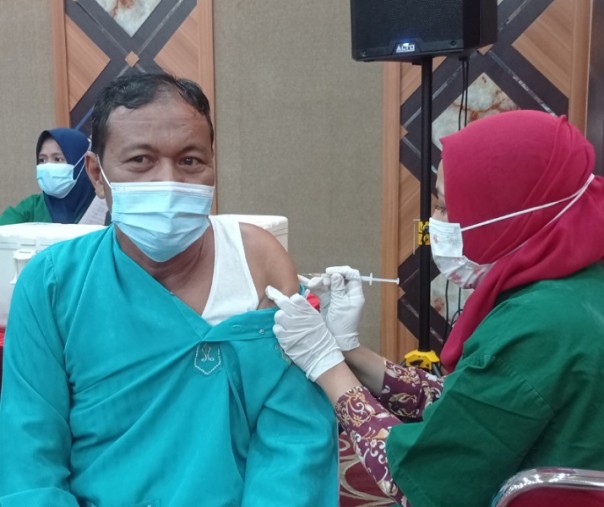 Vaksinasi tahap kedua bagi pegawai Pemko Pekanbaru di Gedung Utama Kompleks Perkantoran Tenayan Raya. Foto: Surya/Riau1.