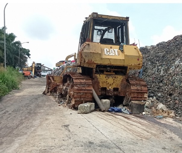 Dua alat berat ditemukan rusak di jalan menuju akses ke bagian belakang TPA 2 Muara Fajar Pekanbaru pada 11 Juni 2021 lalu. Foto: Surya/Riau1.