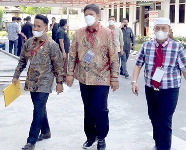 Bupati Andi Putra saat memenuhi pangilan penyidik Kejati Riau Senin/amanahnews.com