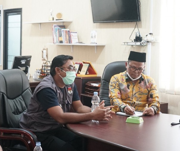 Ketua Bawaslu Provinsi Riau Rusidi Rusdan (kanan) bersama Ketua KPU Riau Ilham Muhammad Yasir. Foto: Surya/Riau1.
