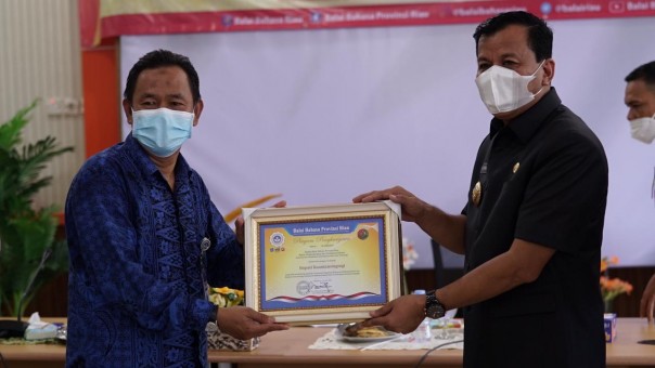 Wabup Kuansing Drs H Suhardiman Amby AK MM bersama Kepala Balai Bahasa Riau, Drs. Muhammad Muis, M.Hum/Zar