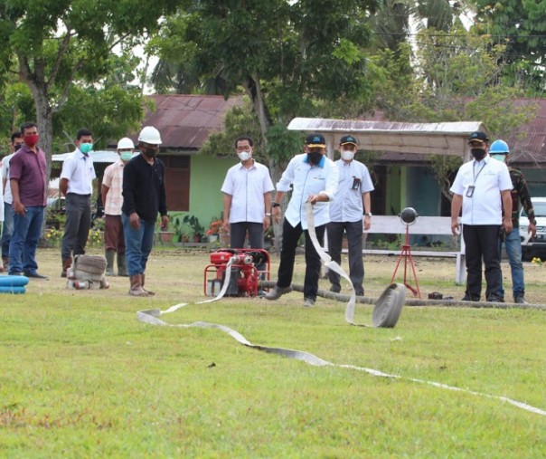 CEO PTPN V Jatmiko K Santosa memeriksa selang peralatan pemadam kebakaran di salah satu unit kebun perusahaan. Foto: Istimewa. 