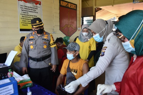 Kapolres Kuansing AKBP Henky Poerwanto, S.Ik. MM sedang melakukan pemantauan Pelaksanaan Vaksin/Zar