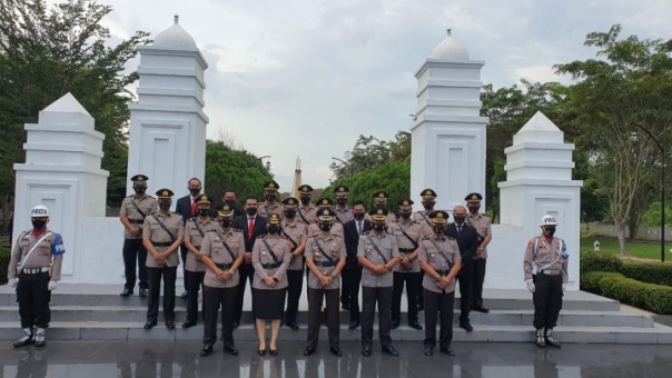 HUT Bhayangkara ke-75, Polres Bengkalis Ziarah ke Taman Makam Pahlawan