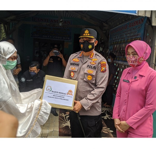 Kapolresta Pekanbaru Kombes Nandang Mu'min Wijaya didampingi ketua Bhayangkari Pekanbaru, menyambangi panti asuhan, Rabu siang.