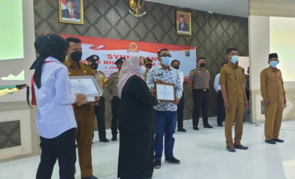 Personel Berprestasi dan Posko PPKM Desa Terbaik di Bengkalis Dapat Penghargaan pada HUT Bhayangkara ke-75