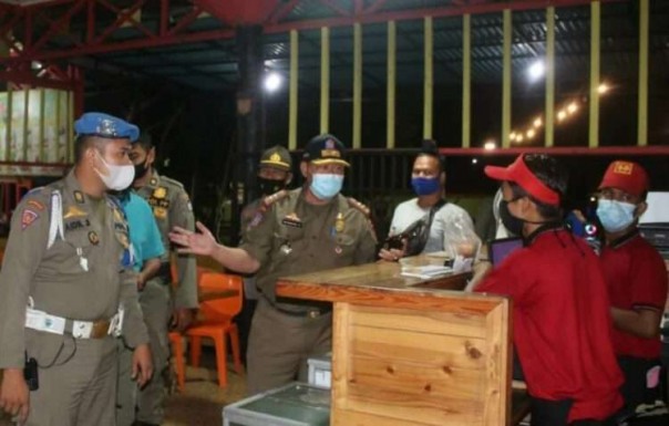 Tim gabungan Satpol PP dan Polresta Padang menyasar sejumlah tempat yang masih ditemukan kerumuman beberapa waktu lalu. [foto: IG Satpol PP Padang]