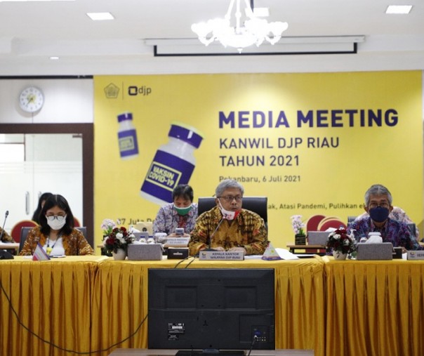 Kepala Kantor Wilayah DJP Riau Farid Bachtiar bersama jajarannya. Foto: DJP Riau. 