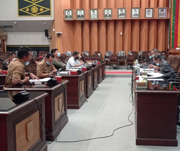 OPD Pemko Pekanbaru rapat kerja dengan tim ahli pansus DPRD terkait pembahasan ranperda tentang Ketertiban Umum dan Ketentraman Masyarakat, Selasa (5/6/2021). Foto: Surya/Riau1.
