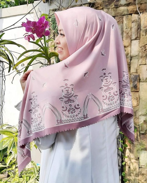 Wella Mayangsari Desain Hijab Trendi, Kuansing Scraf Ajang Berdonasi Untuk Sesama