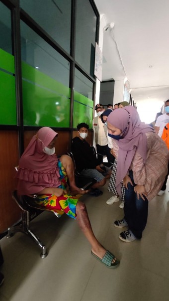 Bupati Rezita saat berbicara dengan warga