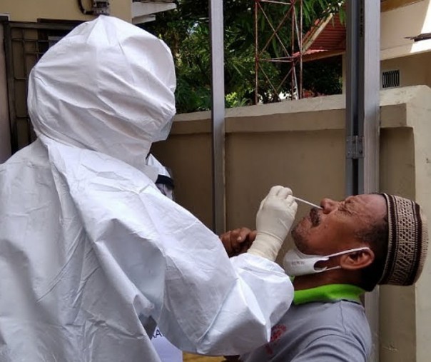 Proses pemeriksaan swab tes. Foto: Surya/Riau1.