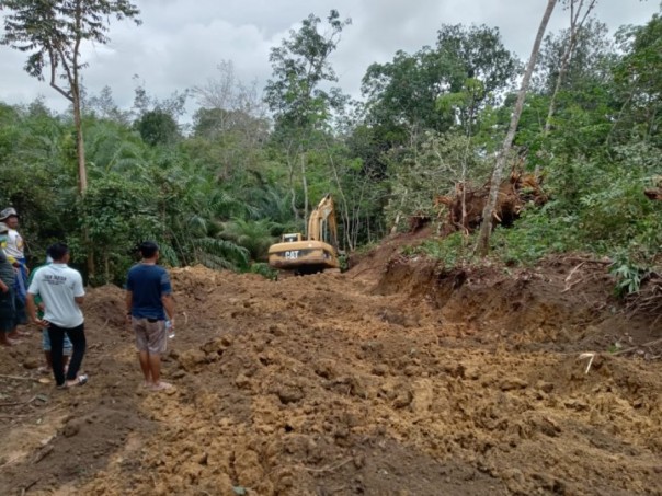 Longsor Jalan Desa Kedudung, PUPR Kuansing Langsung Bangun Jalan Baru