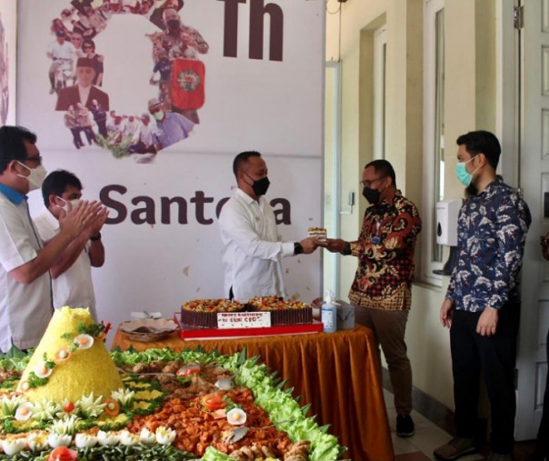 CEO PTPN V Jatmiko K Santosa (tengah) memberikan apresiasi kepada para karyawan yang berhasil menyabet tiga penghargaan bergengsi Planters Innovation Summit 2021. Foto: Istimewa. 