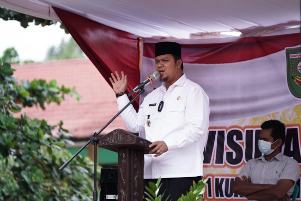 Bupati Andi Putra SH MH saat menghadiri Wisuda Tahfizh MTSN Pangean/Zar