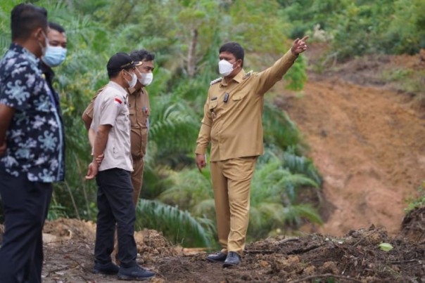 Bupati Andi Putra meninjau jalan di Pulau Aro bersama Kadis PUPR Ade Fahrer Arif dan Kabid Bina Marga Jafrison ST/Zar