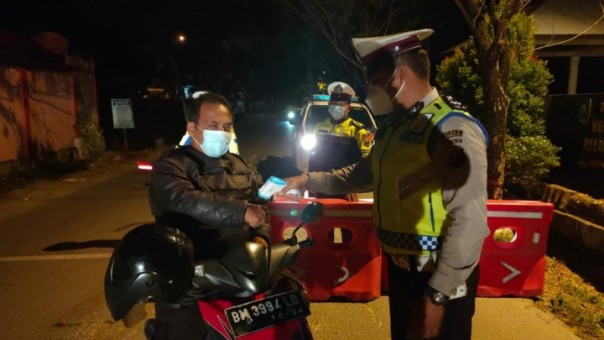 PPKM Darurat di Bengkalis, Satlantas Lakukan Pengecekan Suhu Badan Pengendara dan Bagikan Masker