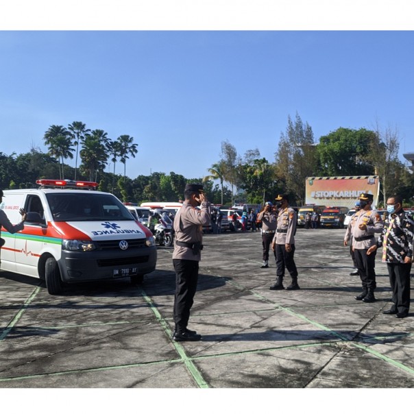 Kapolda Riau Irjen Agung Setya Imam Effendi bersama wagubri Edi Natar melepas 60 ambulance yang ditugasienjemput 455 pasien Isoman Covid-19 yang tersebar di Pekanbaru.